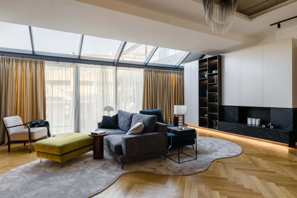 Living AC Penthouse — mobilier la comandă NETT MOBEL, bibliotecă neagră și comodă suspendată cu piatră naturală